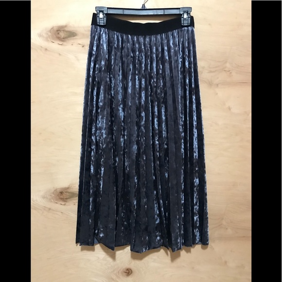 Gianni Bini woman’s dark blue velvet skirt - Picture 3 of 8